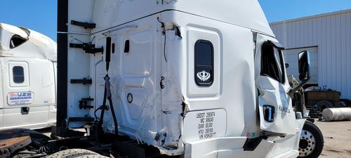 FREIGHTLINER CASCADIA 126