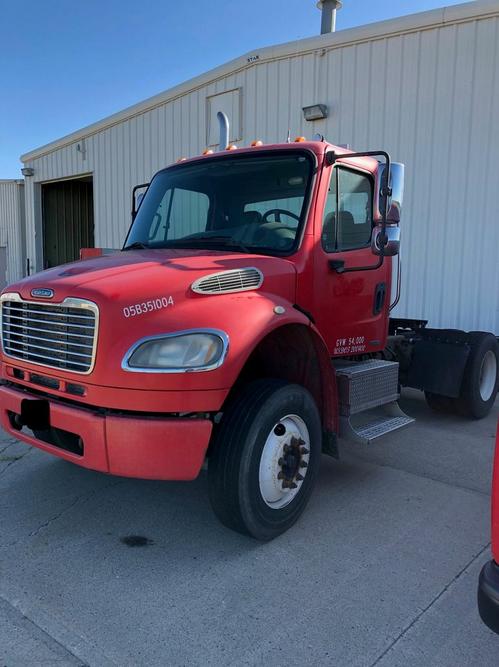 FREIGHTLINER M2 106