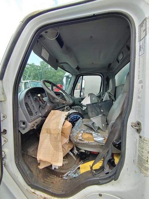 FREIGHTLINER M2 106