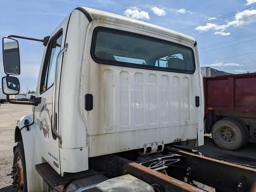 FREIGHTLINER M2 106