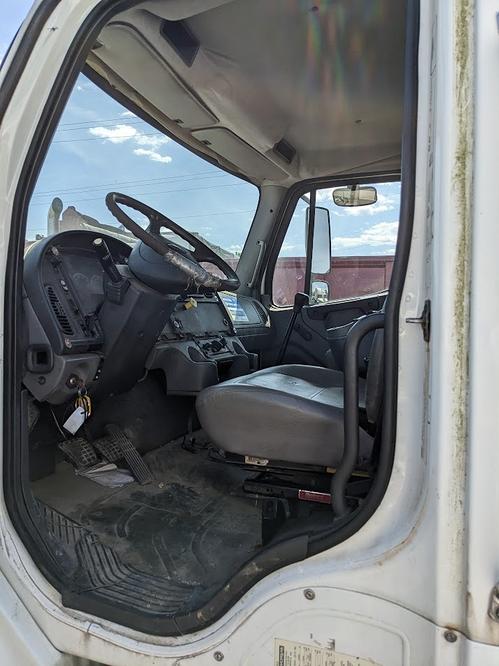 FREIGHTLINER M2 106