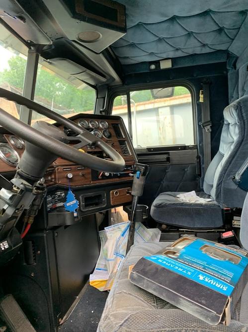 FREIGHTLINER FLD132 XL CLASSIC