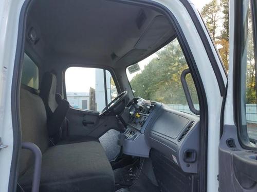 FREIGHTLINER M2 106